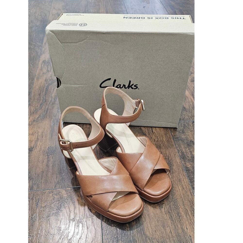 Clark's heels Size 7.5 tan